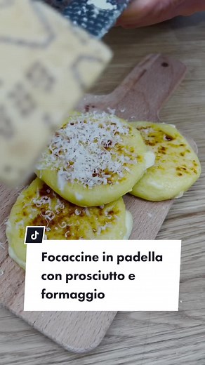 Focaccine in Padella con Prosciutto e Formaggio