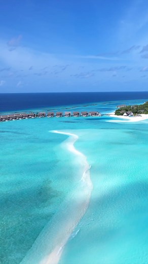 DISCOVER 𝑷𝑨𝑹𝑨𝑫𝑰𝑺𝑬 Embark on an unforgettable journey at Four Seasons Resort Maldives at Landaa Giraavaru, where the wonders of the Baa Atoll UNESCO Biosphere Reserve await. Snorkel alongside majestic manta rays, indulge in bespoke wellness experiences at AyurMa, savor dining on secluded sandbanks, and immerse yourself in a natural playground of endless possibilities. 📍 Four Seasons Resort Maldives at Landaa Giraavaru 📸 @dreamytravels_ig 🔗 Experience the magic of Landaa Giraavaru today