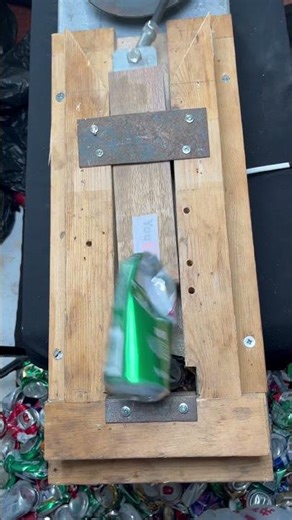 挑战全世界压易拉罐记录#shorts #cancrushin #cancrushing #satisfying #drink#ASMR#cans#解压#缓解压力#FallintoShorts