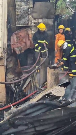 60K views · 298 reactions | TINGNAN: Nasunog ang nasa 60 kabahayan sa Creekville Compound, Brgy. Marcelo Green Village sa Parañaque City nitong Biyernes, Oktubre 25. Mahigit 100 pamilya ang apektado dahil sa sunog. (: BFP-Parañaque) | via Harlene Delgado, ABS-CBN News Tingnan ang comments section para sa link ng buong detalye. | ABS-CBN News | Facebook