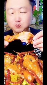 Eat delicious fried chicken thighs with spicy sauce