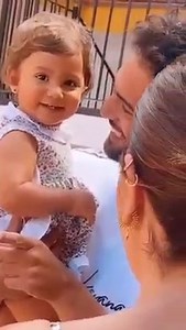 414K views · 4K reactions | #IMAGEN Junquera le ha cambiado la vida, según contó él mismo ayer en Supervivientes , y la abuela de la pequeña, @raquelbollo , quiso tener este recuerdo en el Día del Padre para su hijo, @manuelcortesbollo , al que no deja de apoyar en su aventura en la isla. Un papá joven pero lleno de amor para su niña... #sevillamagazine #sevillahoy #diadelpadre #manuelcortes | Sevilla Magazine | Facebook