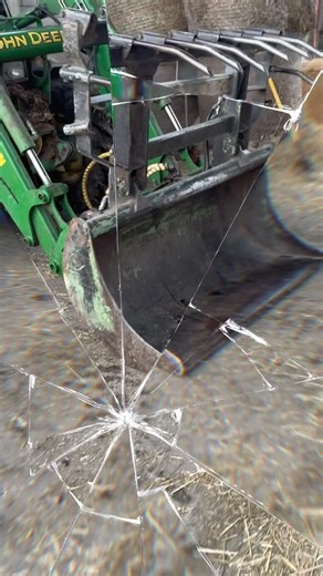 Dominik Hasler on Instagram: "Heute wird die Abkalbe & Krankenbox gemistet 🙌 @hruedisuehli #fendt #mist #biosuisse #farmlife #power"