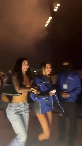 Hailey Bieber y Kylie Jenner después del show de Justin Bieber en #Coachella