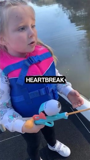 Little Girl’s Fishing Fail Caught on Camera 🎣💔 | Viral Wholesome Moment 2025