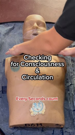 🚑 How to Check Responsiveness and Where to Palpate the Pulse (By Age) 1️⃣ Check Responsiveness Before anything else, make sure the scene is safe. • Tap the victim gently on the shoulder • Shout clearly: “Are you okay?” • Look for any response: movement, eye opening, sounds, or breathing ❗ If there is no response, call for help and begin the next life-saving steps. 2️⃣ Check Pulse (According to Age) 👶 Infant (under 1 year) • Pulse site: Brachial artery • Location: Inside of the upper arm, betwe