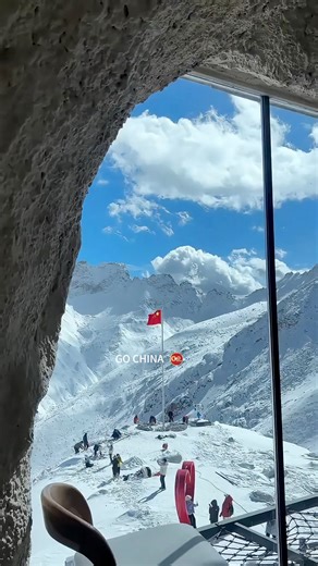 ภาพจริงจากต๋ากู๋กลาเซียร์ ยืนอยู่ที่คาเฟ่ความสูง 4,860 เมตร แม้ออกซิเจนจะเบาบาง ต้องพกออกซิเจนติดตัว แต่บอกเลยว่าคุ้มค่าทุกวินาที . https://www.go365travel.com/search?keyword=ต๋ากู่ . ไปกับโก เที่ยวทั่วโลก ✅ การันตี 9 ท่าน ออกเดินทาง พร้อมหัวหน้าทัวร์ 🙏 ขอขอบคุณพี่ๆ เอเย่นต์ ที่ไว้วางใจให้ GO365 ดูแลลูกค้าคนสำคัญของท่าน . 🌏บริษัท GO365Travel Center เปิดให้บริการมาแล้วกว่า 20 ปี สร้างความมั่นใจเดินทางได้จริงแน่นอน💯 . -มีโปรแกรมท่องเที่ยวให้ท่านได้เลือกจองมากมาย -สนใจดูรายละเอียดโปรแกรมเพิ่มเติ