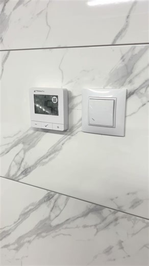 ❗️Sterowanie strefowe ogrzewaniem podłogowym – realna oszczędność, a nie gadżet W nowym budownictwie ogrzewanie podłogowe to standard. Ale dopiero sterowanie strefowe (pokojowe) robi z niego system naprawdę energooszczędny 💡 👉 Na czym to polega? Każdy pokój ma własny czujnik temperatury i własną strefę na rozdzielaczu. Jeśli w danym pomieszczeniu temperatura spadnie – grzejemy tylko ten pokój. Reszta domu? Nie pracuje niepotrzebnie. 👉 Co to zmienia przy pompie ciepła? ✔ pompa nie grzeje całym