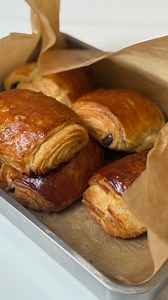 Recette : Pains au chocolat maison 🥐 après vos moulteeees demandes pour que je vous partage ma recette ehehhh (euuuuuuh pourquoi y a pas d’emoji pain au chocolat ????) La bonne nouvelle c’est que c’est la même pâte et la même technique pour faire tes pains au chocolat et pour faire tes croissant donc si tu arrives à reproduire la recette félicitation tu es un expert viennoiseries Je t’assure : rien de compliqué, juste un peu de patience (et moi j’en n’ai pas mdr c’est une épreuve pour moi mais 