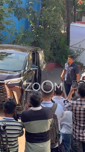 Janhvi Kapoor steps out to cast her vote 🇮🇳🗳️ #janhvikapoor #zoompapz | Zoom TV