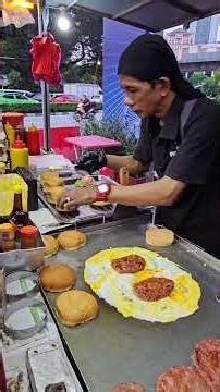 ตอกไข่ทำเบอร์เกอร์เนื้อรสเด็ด