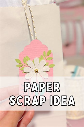 Is your paper scrap pile starting to get out of hand? Maribel @maribelssweetsandcrafts is here to show you a clever idea to finally use those scraps! Gift tags make for the perfect small craft to utilize those pesky small pieces. It’s always good to have a stock pile around for a quick DIY gift wrapping moment! 🏷️ Cardstock Crafts, Cardstock Tips, Paper Craft Tips, Cricut Tips, Cricut Crafts, Papercrafting