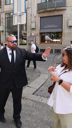 Pranking Public Amsterdam as Security Guards😂 Full video on my YT, link in bio!💪🏼 🎥 #eddiehall