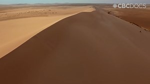 Can you believe this is an actual place in Canada??? This is Athabasca Sand Dunes Provincial Park in northern Saskatchewan, even though it looks like it could pass for somewhere in the Sahara Desert. The park is home to the most northerly active sand dune formations on Earth. Sun reflects off the exposed sand, creating hot air updrafts that suck in cooler air from over Lake Athabasca. This results in strong winds that sculpt the sand into huge dunes that slowly migrate over the years into the su
