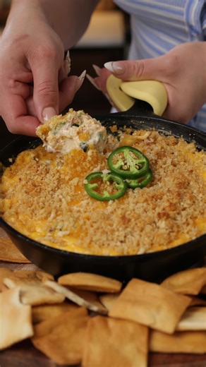 Holiday gatherings just got cheesier 😍 This Jalapeño Popper Dip made with @tillamook Original Cream Cheese Spread and Maker’s Reserve 10-Year Extra Sharp Cheddar is next-level delicious #TillamookPartner #appetizer #jalapeñopopperdip #holidays | Cooking Con Claudia