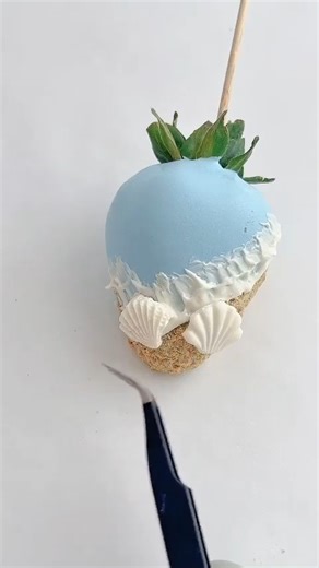 318K views · 2.4K reactions | These strawberries are like a day at the beach!  Loving the crushed graham cracker "sand!" : https://www.instagram.com/sugarbarsweets | Food Network | Facebook