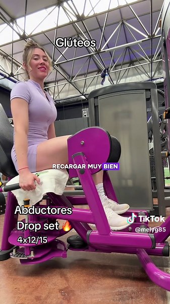 El entrenamiento de abductores en máquina aísla los músculos de la cadera externa (principalmente el glúteo medio y el tensor de la fascia lata). #gluteos #gluteo #abductores #gumgirl #fitnessgirl