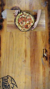 La Rufián se entiende en la primera mordida: delgada, crujiente y llena de sabor. Si la quieres como se debe, jálate al templo o pídela y recógela caliente al 55 8033 1448 #PizzaPerroNegro #MientrasHayaRockEnTi | Pizza Del Perro Negro