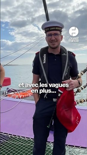 Le bagad de Lann-Bihoué en concert sur un trimaran