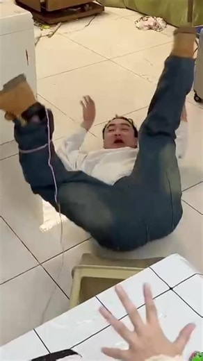 Tie a rope to the legs of two good friends and make them fall down! | rope swing