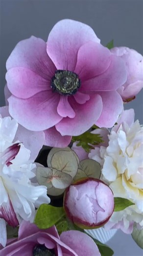 Waper Paper Artistry: L’art de créer des fleurs sans fils, sans supports, uniquement avec de la feuille azyme — 100 % comestible 🌿 Une composition florale au style classique et intemporel, où chaque détail est travaillé avec précision pour un rendu naturel et raffiné… On en oublierait presque qu’il s’agit d’une création éphémère. Aimez-vous cette harmonie de couleurs ? Will never get tired of crafting Wafer Paper Flowers. This floral arrangement has a classic yet timeless style, every detail is