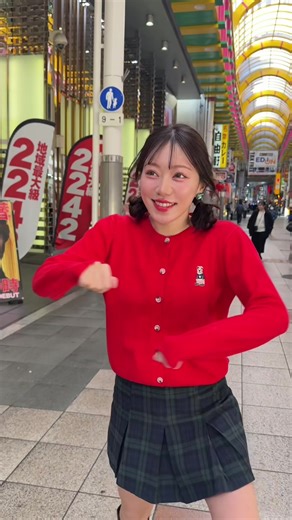 70年愛される餃子の老舗🥟 餃子を日本に広めた “元祖”と呼ばれる老舗 昭和28年創業、なんばの 珉珉 南千日前本店 超薄皮で野菜たっぷり 一口サイズの餃子は 香ばしくてジューシー✨ 何個でも食べたくなるやつ🍺 唐揚げも人気メニュー。 サイズ感しっかりで 食べ応えも満足🤤 土日祝限定 小ヒナの半身揚げ（¥1,200）は サクサクなのに中しっとり。 週末行ける人は、ぜひ。 チャーハンは 誰が食べても「好き」ってなる 王道ど真ん中の美味しさ❤️ 1階はカウンター中心で おひとり様でも入りやすい◎ 2階・3階は席数も多く グループ利用にも便利◎ 有名やけど、意外とまだ行ったことない人もいるよね？！ この動画が珉珉デビューの キッカケになったら嬉しいな🥰 珉珉好きな人は コメント・保存・シェアで教えてね🥟 他にもおすすめメニューあったら ぜひコメントで😆 【珉珉 南千日前本店】 大阪府大阪市中央区千日前2-11-25 （なんば駅から徒歩3分） ⸻ #大阪グルメ #なんば #難波グルメ#大阪観光 #町中華