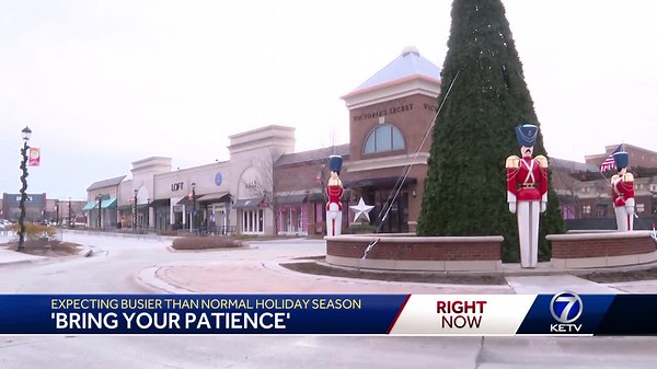 Shadow Lake Towne Center kicks off holiday season and shopping with annual tree lighting