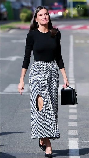 Königin Letizia looks in Schwarz weiß • PROMIPOOL