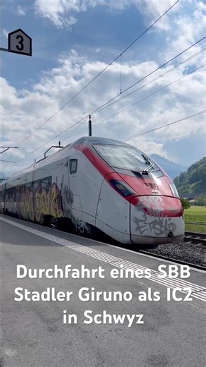 IC2 Durchfahrt in Schwyz #trainspotting #intercity225 #trainjourney #railwaycontent #train #railway