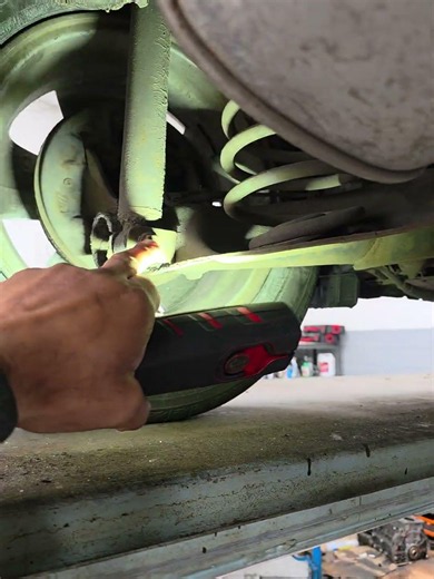 Toyota Aygo rear coil spring removal procedure