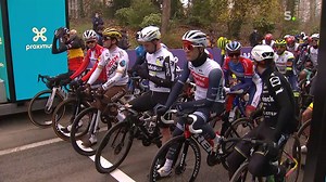 START! Het peloton is begonnen aan de 76e Omloop het Nieuwsblad! live: https://sporza.be/wedstrijden/wielrennen/live-omloop-het-nieuwsblad-coronavirus-schrapt-nog-enkele-renners~1601636045429/ | Sporza