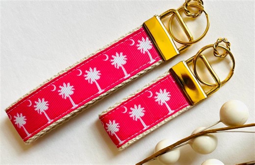 Pink South Carolina Keychain, Palmetto Tree, Keychains, South Carolina Designs, palm tree crescent moon, palm tree, moon, purse accessories - Etsy.de