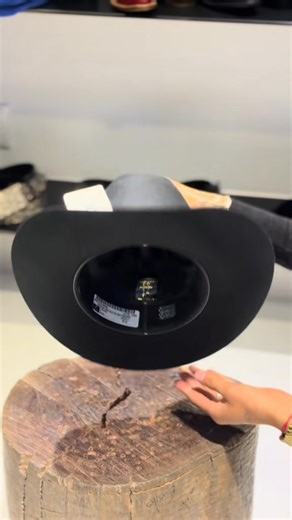 🔥 ¡Atención raza vaquera! 🔥 Si te gusta el estilo, la piel fina y el porte que impone respeto… aquí en Botas de Oro tenemos justo lo que buscas. 👢💎 Botas, cintos, sombreros, chamarras y combos exclusivos — todo hecho con calidad, carácter y pasión vaquera. 🤠✨ 💥 No te quedes viendo… mándanos mensaje AHORA y estrena con estilo. ⚡️ 📲 👉 https://wa.me/message/BFC2LMPFBZHFH1 | Las Botas de Oro