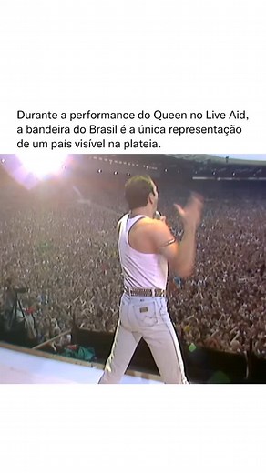 Durante a histórica performance do Queen no Live Aid, realizada em 13 de julho de 1985, a bandeira do Brasil foi a única representação de um país visível na plateia. Esse evento marcou um dos maiores shows beneficentes da história e teve uma audiência global impressionante, com milhões de pessoas acompanhando a transmissão ao vivo. A apresentação do Queen, especialmente com Freddie Mercury comandando o palco, é amplamente considerada uma das maiores performances de todos os tempos, sendo reveren
