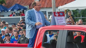 Johnny Bench singing about Opening Day