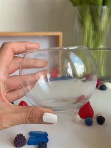 No todas las velas virales están pensadas para encenderse como una vela tradicional. 🕯️⚠️ Diseños con flores secas, cristales u otros elementos decorativos requieren especial cuidado y deben entregarse siempre con instrucciones claras de uso. Una vela puede verse increíble, pero la seguridad también forma parte de hacer un buen producto. ¿Te atreverías a crear una vela así? #velasdecorativas #velasartesanales #seguridadenvelas #velascreativas #velasvirales #tecnicasdevelas #aprendevelas #empren