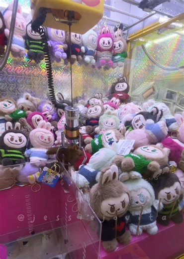 Serunya Bermain Mesin Capit Boneka di Kireyna's Video