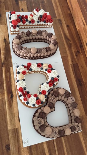 Thomas Vaudon 🎂 on Instagram: "Number & Heart cake fruits rouges et chocolat 🍫🍓 . Pâte sucré vanille, confit fruits rouges, ganache montée vanille, macarons et fruits rouges frais pour le chiffre 1 et un cœur ❤️ Pâte sucré chocolat, ganache montée chocolat lait, praliné maison amande noisette 50%, macarons & Kinder pour le chiffre 0 et le deuxième cœur 🍫 . Disponible sur commande, en message privé ⚠️ . #numbercakecaen #caen #patisseriecaen #gateaucaen #cakedesigncaen"