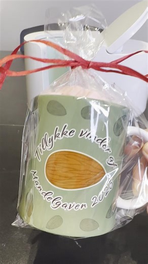 Epson Danmark 🇩🇰 on Instagram: "Snart går jagten ind på den drilske lille mandel, der gemmer sig blandt ris og fløde 🔎 I nogle familier er mandelgaven den samme år efter år – måske en klassisk marcipanpræmie. I andre skal der tænkes kreativt hvert eneste år 🤯 Vi har fået denne geniale idé fra Helle fra @makerstudio.dk 🙏 Et mandelgavekrus! En personlig, sjov og brugbar gave – og et minde om årets julesejr 🏆🎄 Det er både nemt og sjovt at lave sine egne krus. Du skal bare bruge: ▪️ Epson SC-