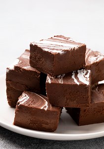17K views · 627 reactions | *헛헼헹헶헱헮혆 헚헶헳혁 헜헱헲헮!* This Gluten Free Marshmallow Fudge recipe is smooth as silk, with tons of rich chocolate flavor. The sugary sweetness is balanced with just the right amount of buttery flavor and rich, melted chocolate. Great for gift giving for friends and coworkers! ↪️ RECIPE: https://glutenfreeonashoestring.com/gluten-free-fudge-with-homemade-fluff/ | Gluten Free on a Shoestring | Facebook