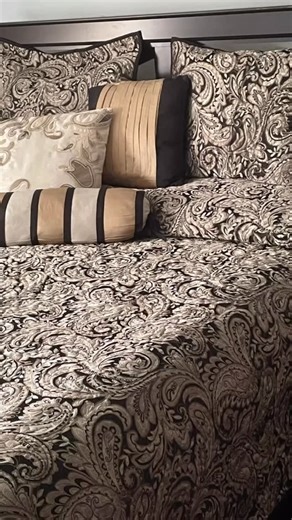 Karen - Business Creator on Instagram: "If classic is your style, then this Aubrey 6 Piece reversible quilt set is perfect for you. The jacquard weave is inspired from an updated paisley motif and is woven into a beautiful combination of deep black, gold and a hint of platinum for a touch of sheen to your bedding. @madisonpark_2010 #MadisonPark #BlackFridaySale #HomeDecorInspo Madison Park 22% Off Sale price $119.33 USD Regular price$152.99 USD LINK IN BIO. Aubrey 6 Piece Jacquard Quilt Set with