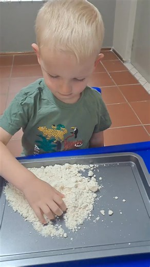 🌾 Flour Play Fun! 👋 Today, we had a blast exploring the soft, powdery texture of flour — sprinkling, patting, and feeling it slip through our fingers! 💫 💡 Skills in action: ✅ Sensory exploration ✅ Hand coordination ✅ Creative expression #littlefinchesearlylearningcentre 🌈 #sensoryplay #earlylearning #preschoolactivities #handsonlearning #creativelearning #sensoryexploration #earlychildhoodeducation #playbasedlearning | Little Finches Early Learning Centre