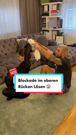 Blockade im oberen Rücken-Bereich Lösen 😱🆘 #rückenblockade #partnerübung #teamwork #bws #upperbackpain #painrelief