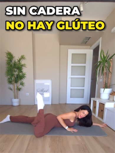 Si quieres glúteo y no puedes abrir la cadera, empieza por aquí. Sin movilidad de cadera el glúteo no trabaja bien. 1. Sentada con la cadera abierta. De 30 a 60 segundos. Espalda recta, manos detrás si se te encorva, barriga apretada. Balanceo lento de un lado al otro. 2. Bajas una rodilla al suelo y subes, alternando. Los dos huesos del glúteo pegados al suelo. 3. Una pierna delante, la otra atrás y adelante. Luego cambias. Cuando lo domines, sin tocar el suelo. Hasta donde llegues hoy. Mañana 