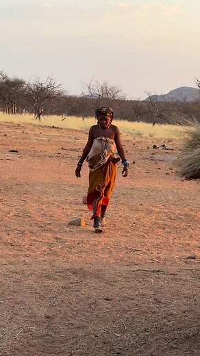 274K views · 1.8K reactions | The ancestral life of the Mutua women of Angola is deeply connected to the land, spirituality, and oral traditions. They are guardians of knowledge about medicinal plants, fertility rituals, and polyphonic songs that preserve the memory of the people. #inspirationofafrica | Quim Fàbregas - Fotografía y Viajes. | Facebook