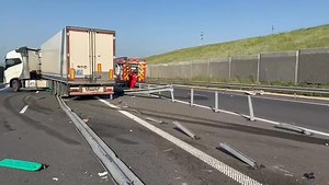 UPDATE / VIDEO: Urmele accidentului grav de pe DEx12 Craiova - Pitești. Două autovehicule s-au făcut praf, după ce au spulberat totul în cale. Datele preliminare ale accidentului de pe DEx12: au fost implicate o autoutilitară și un TIR; un bărbat decedat la sosirea echipajelor, un bărbat transportat la UPU Slatina, politraumatizat, ambii din autoutilitară; șoferul de TIR, fără urme vizibile de traumă. DETALII aici: https://euro24info.com/video-impact-mortal-pe-dex12-craiova-pitesti-un-tir-a-facu