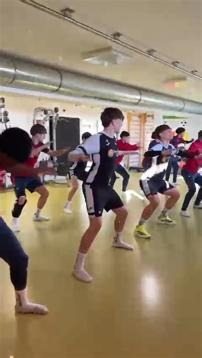 FUSSBALLAKADEMIE BURGENLAND on Instagram: "Starke Abwechslung im Trainingsalltag 💪🔥 Heute stand bei uns eine intensive TôsôX Einheit (Tae Bo) mit Rossi Ramadani auf dem Programm. Punches, Kicks und schnelle Bewegungen zur Musik. 🥊🎶 Ein forderndes Workout, das Kraft, Ausdauer und Koordination stärkt und richtig Spaß macht. Genau solche Einheiten bringen neue Impulse in die Vorbereitung! 👊⚡ #akabgld #fußball #talente #burgenland #vorbereitung"