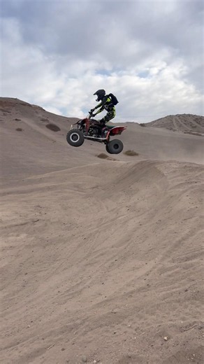 Yfz450r gets massive air time #yfz450r #atv #quads #atvriding #mx#motocross #bikelife #fyp #mxvsatv