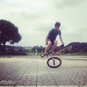 Name the trick?! New move by @yorihisashiota #bmx #flatland | Global-Flat