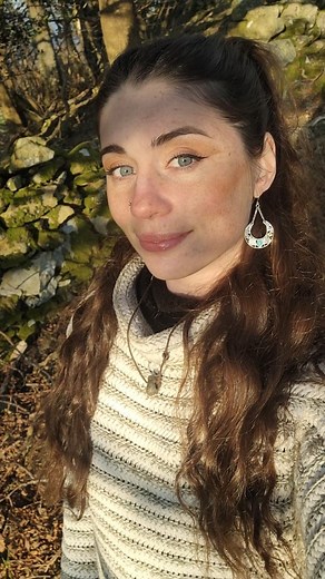 Seren Hawley-Plows on Instagram: "🌱 Brigid/Bride 🌱 There are many names for this goddess, including Bride, Brigid, Brighid and Brigatania. Brigid is a well-known Goddess throughout Britain and Ireland, and her myths and legends are woven into the landscape and culture. Brigid was part of the Tuatha de danann, which is the name for the race of faeries that inhabit Ireland. She was the daughter of one of its chieftains, and there are many myths and legends that speak of her journey